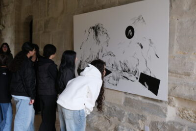 Dans le Passage, devant l'œuvre "Les fleurs du printemps, jouissant à la naissance d'un merle noir" - Agrandir l'image 3 sur 5, fenêtre modale