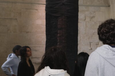 Dans la salle des Religieuses, devant "L'Ange Noir" - Agrandir l'image 5 sur 5, fenêtre modale