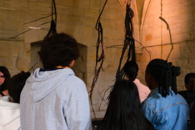 Dans la salle du Parloir, devant l'œuvre "Exode" - Agrandir l'image 4 sur 5, fenêtre modale